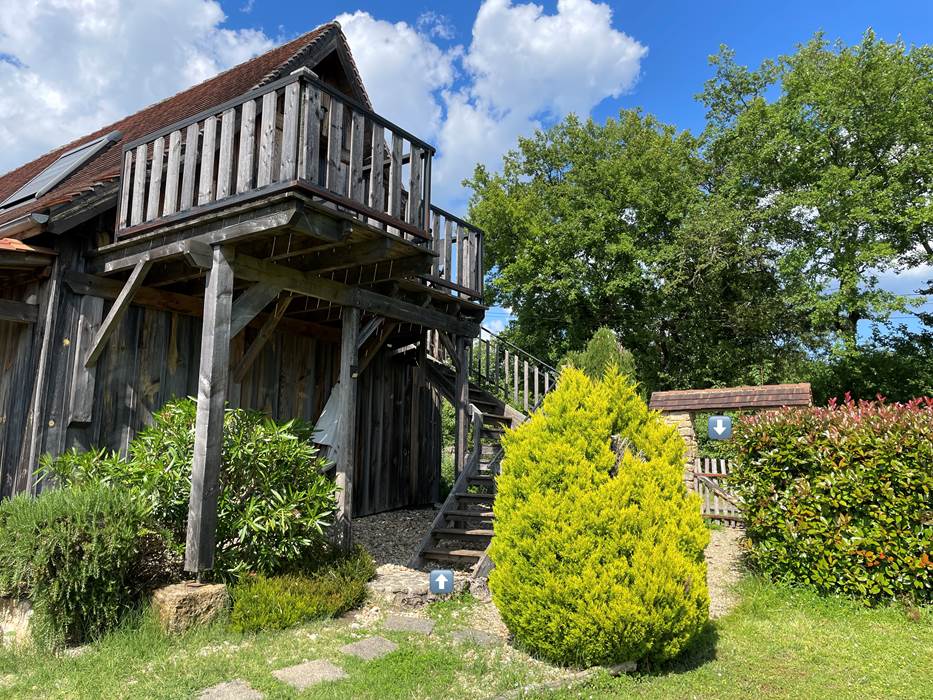 Entrée indépendante & Escaliers - Chambre CASTANG (1er étage)