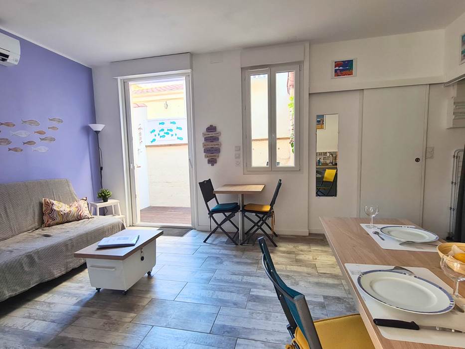 Salon avec ouverture sur le patio