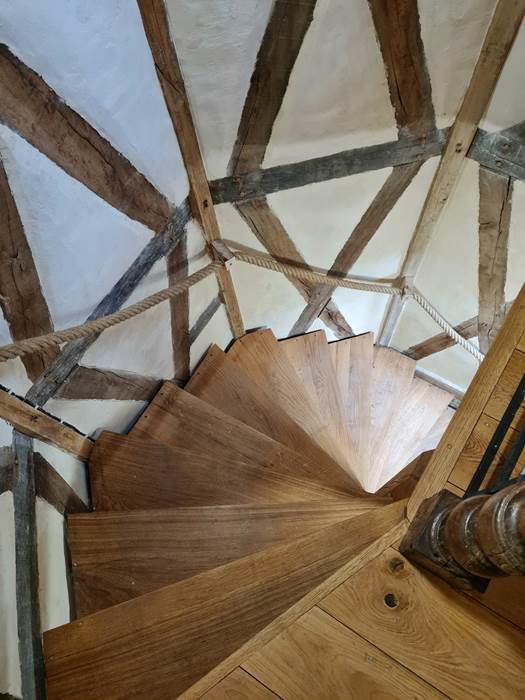 Escalier de la tourelle montant au premier étage du gîte