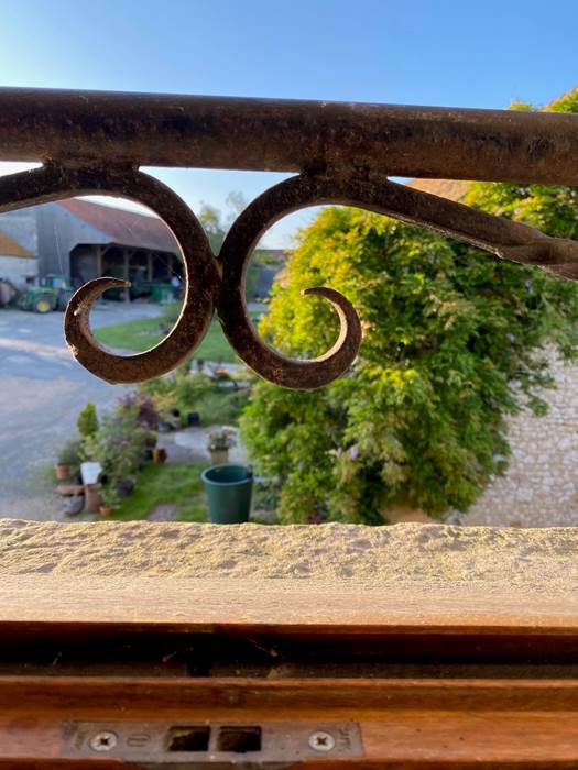 Printemps-vue sur la cour