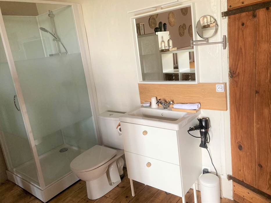 Chambre Maria côté salle de douche wc
