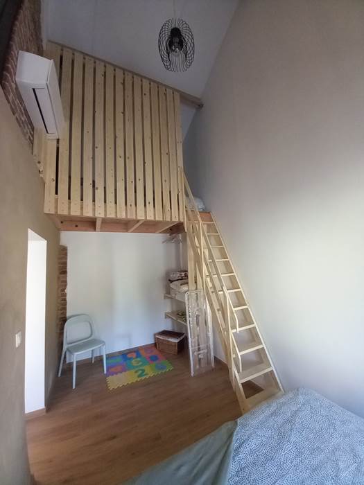 Le lit cabane, il est identique dans les 2 gîtes , il peut accueillir une personne adulte ou un enfant.