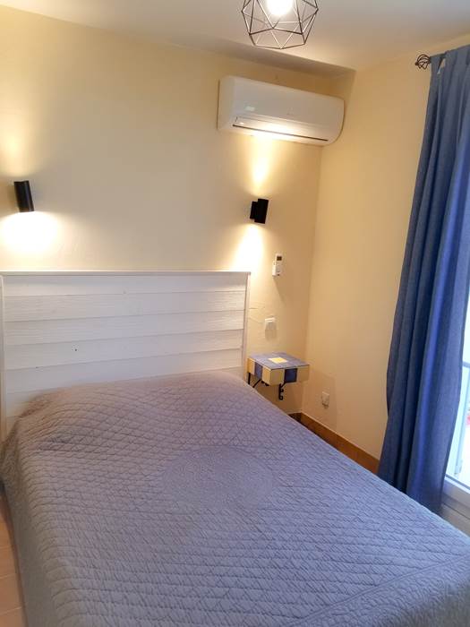 chambre climatisée, lit 140x190, matelas et oreillers à mémoire de forme