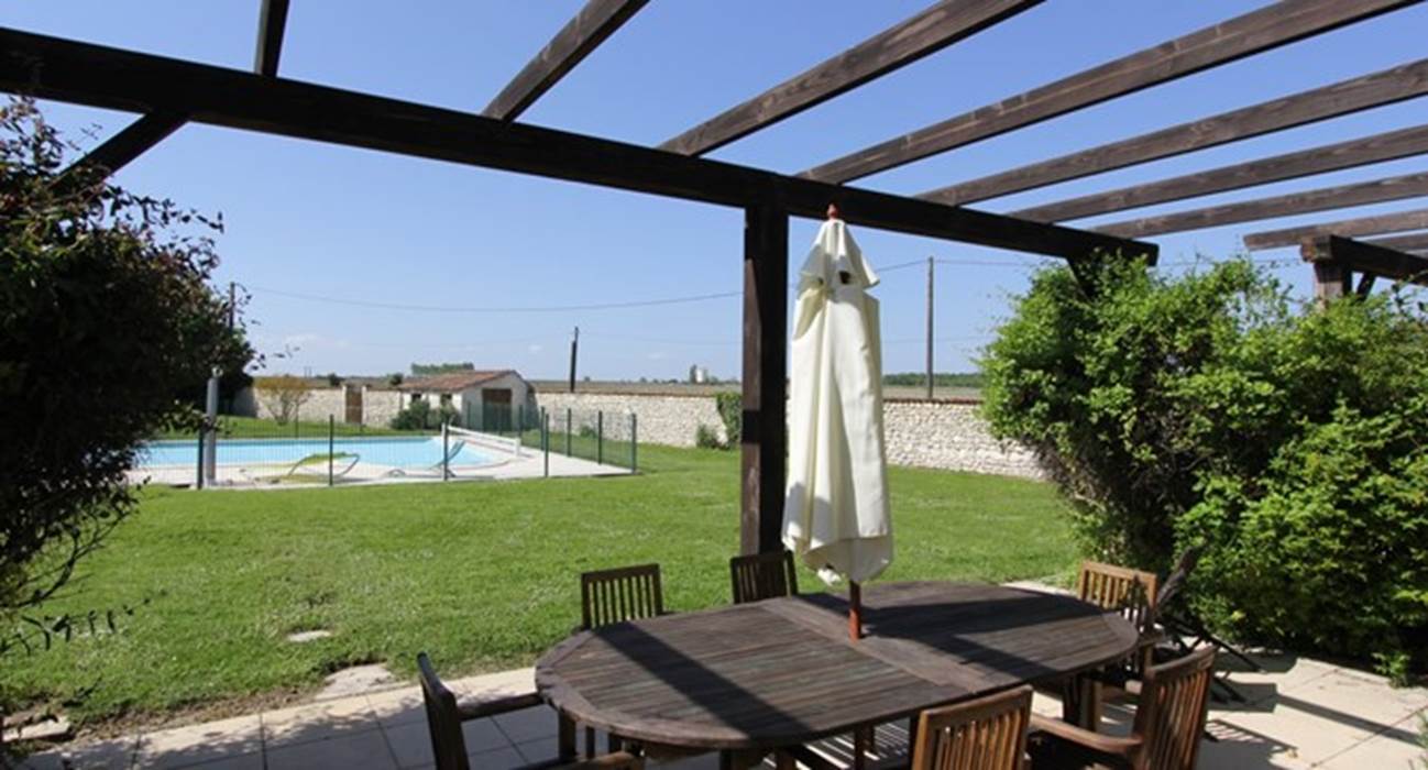 vue piscine depuis la terrasse