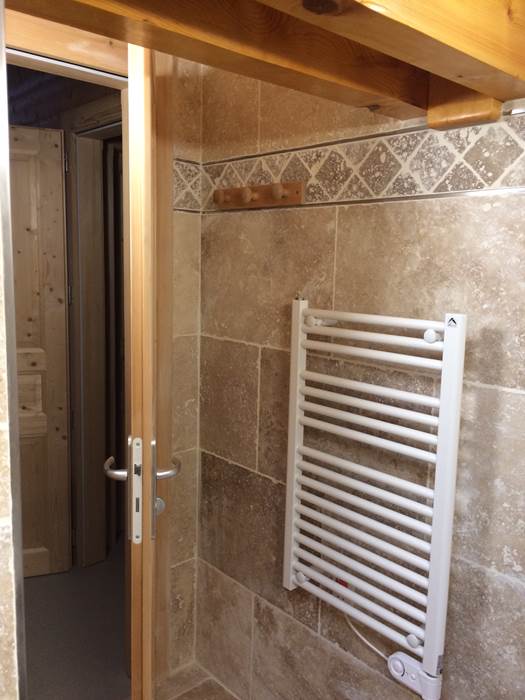 Vue du sèche serviettes de la salle de bains