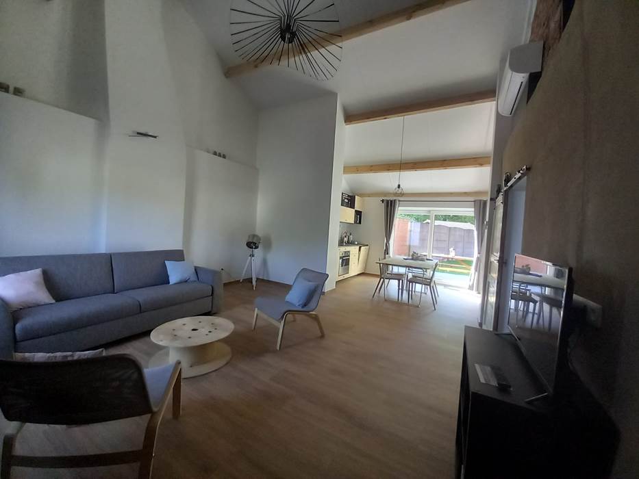 Pourquoi pas, gîte 1 : Pièce centrale , canapé lit , cuisine équipée.