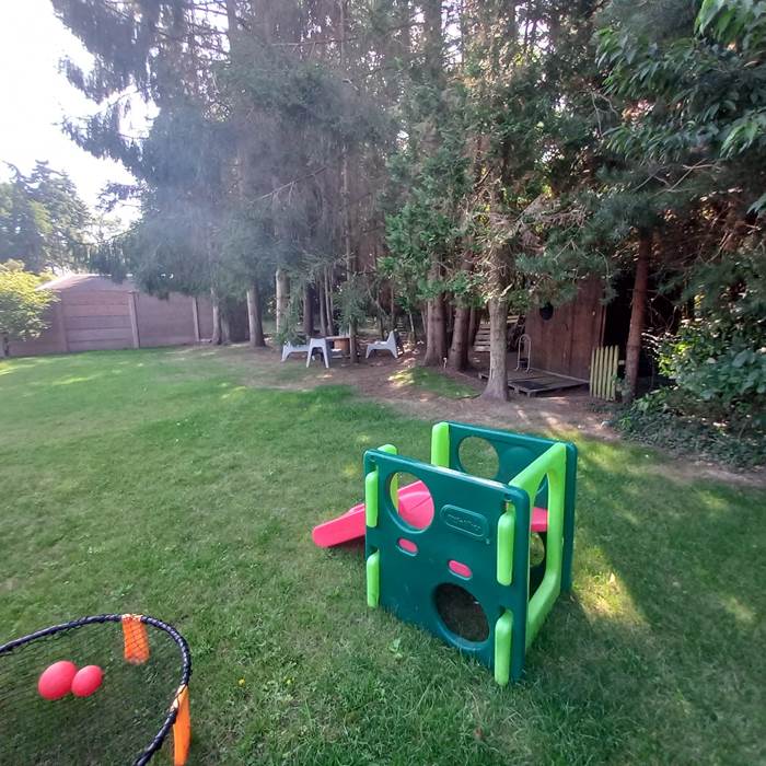 Jardin arrière, jeux enfants , cabanes enfants et mobilier de jardin