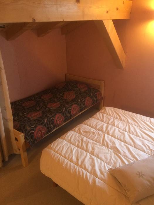 Vue sur le lit simple