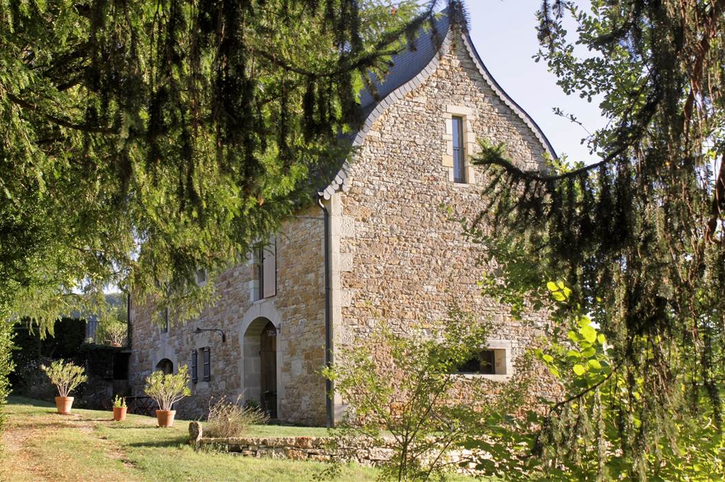 Le gîte côté donjon, arrivée par votre entrée privative.