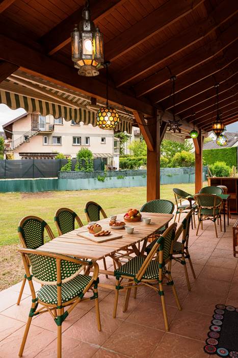 Terrasse abritée et vue sur le jardin