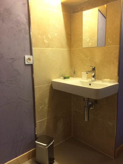 Coin toilette avec seulement un lavabo.