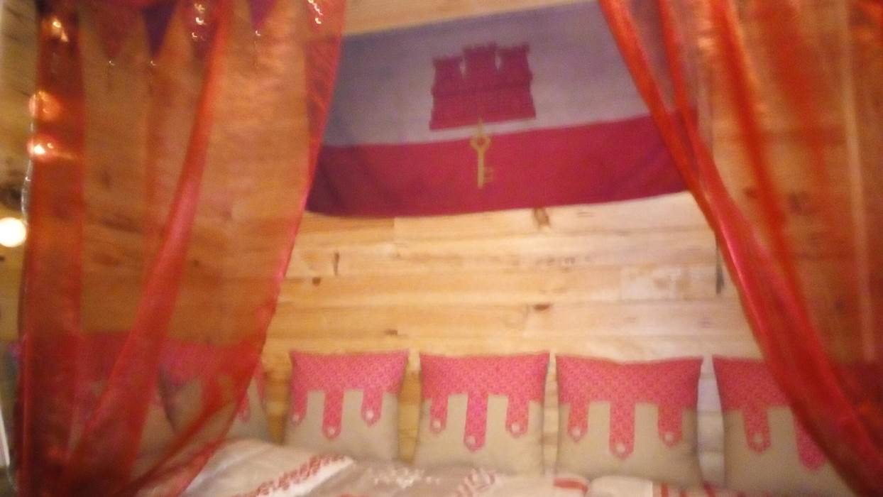 château Etage  chambre 2 1 lit princesse et 2 lits chevaliers
