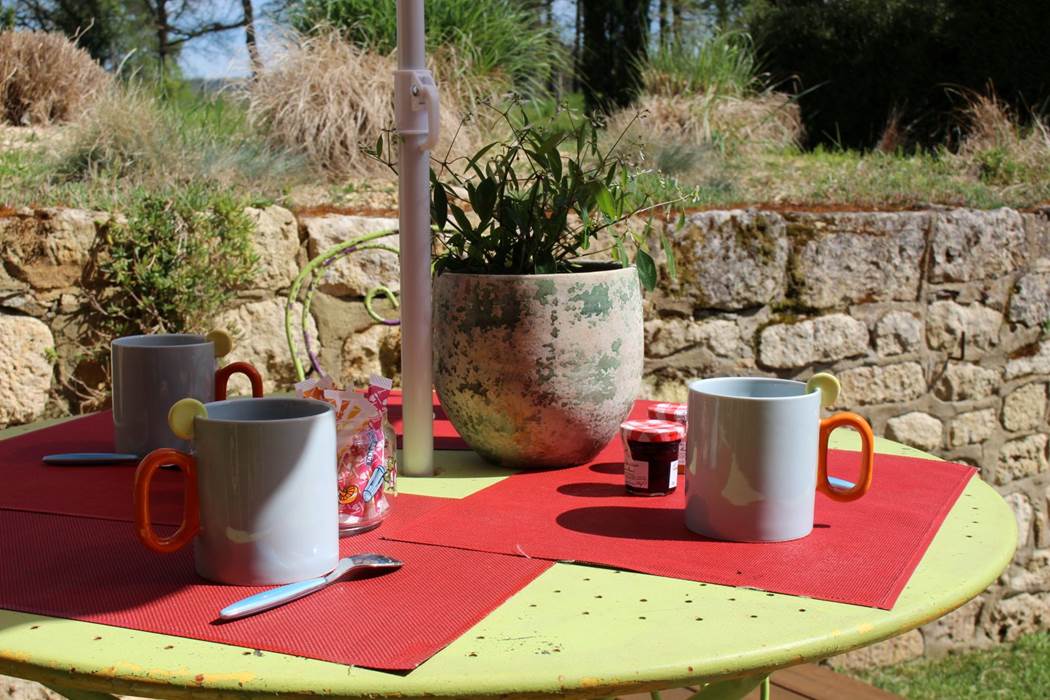 Petit déjeuner en profitant des premiers rayons de soleil.