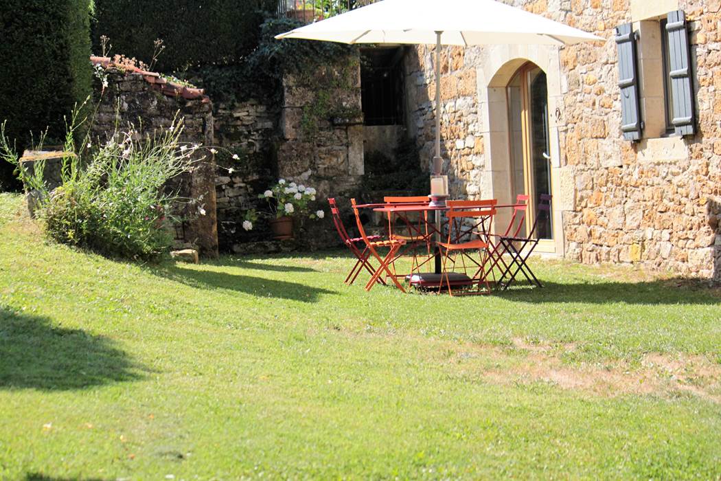 Salon extérieur "Côté Donjon" Le Broual gîte de charme dans le Lot