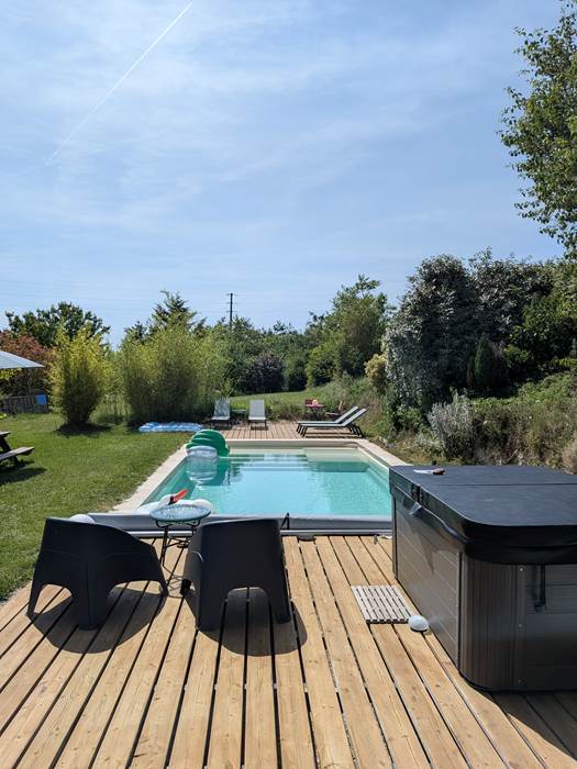 Espace piscine et jacuzzi partagé accessible aux hôtes en journée