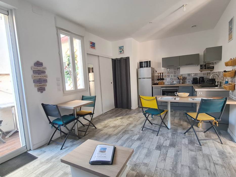 Salon cuisine Pescad’Home accès : salle de bain, patio, et placard buanderie