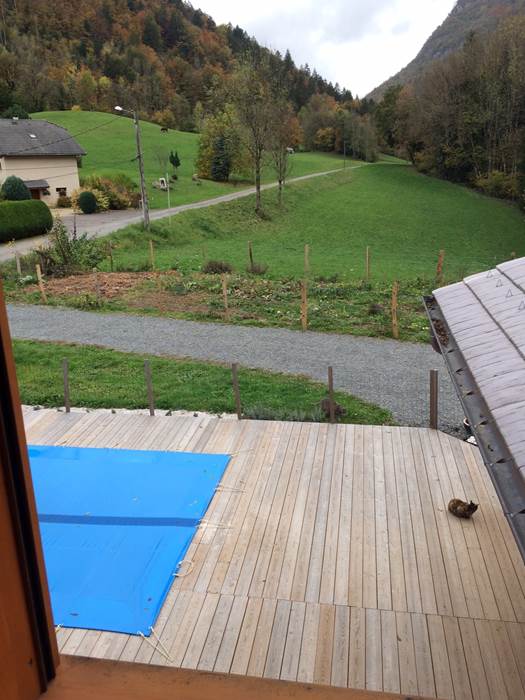 Vue extérieure, par la fenêtre, ou l'on aperçoit la piscine, jardin potager bio, avec une vue sur la campagne environnante
