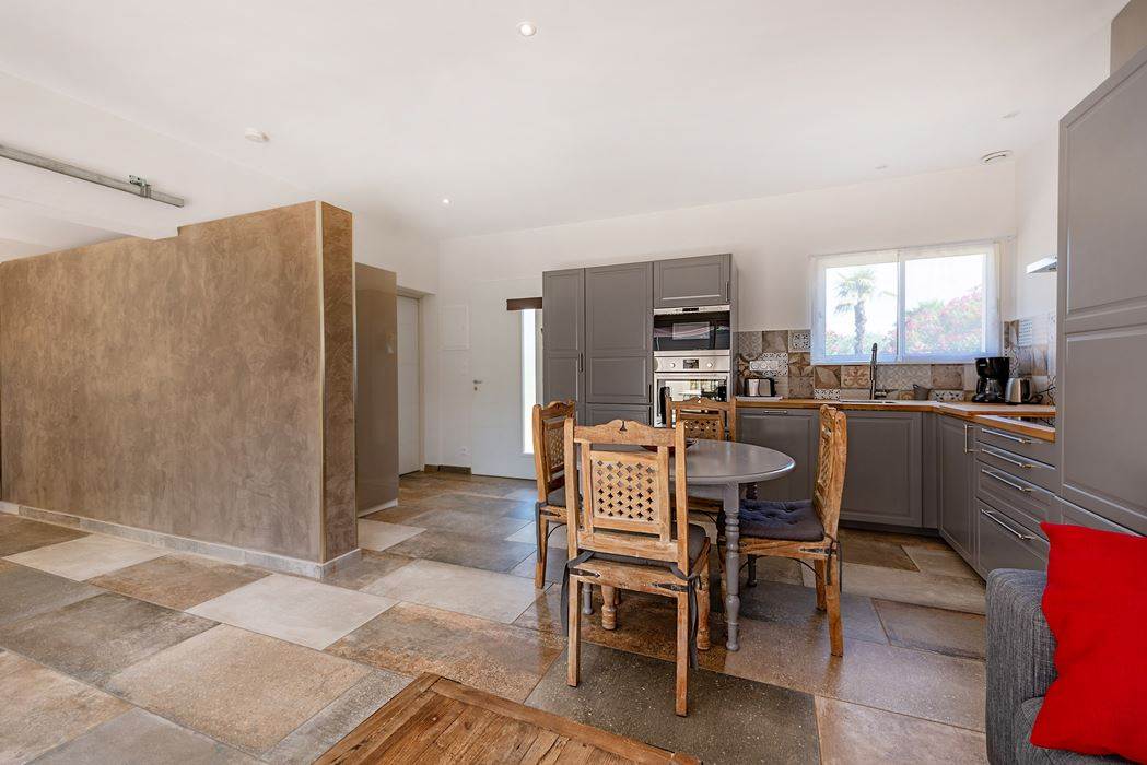 Cuisine-entierement-equipee-Villa-Riviera-Casa-Din