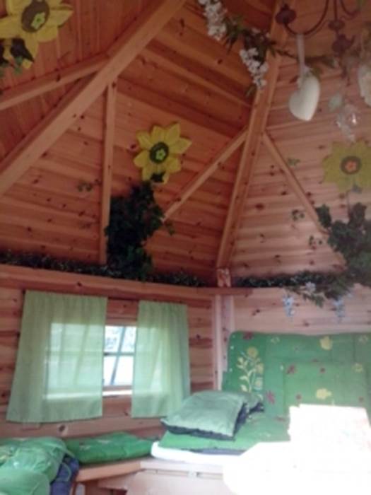 Cabane intérieur , tonneau rangement et table