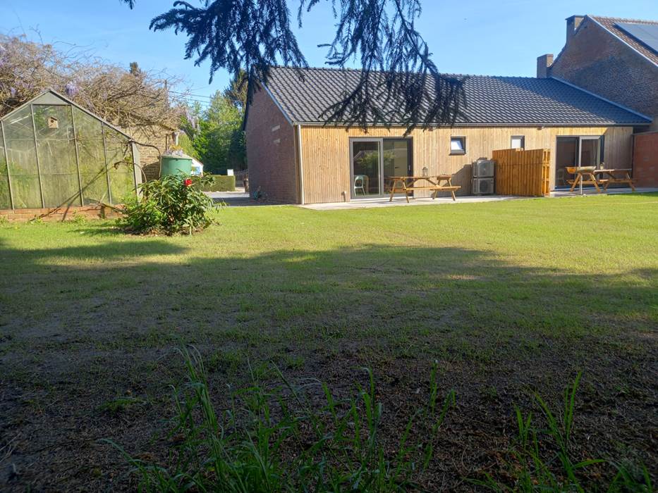 Le jardin arrière, avec une cabane en bois ,des jeux pour enfant et une terrasse privée pour chaque gîte.