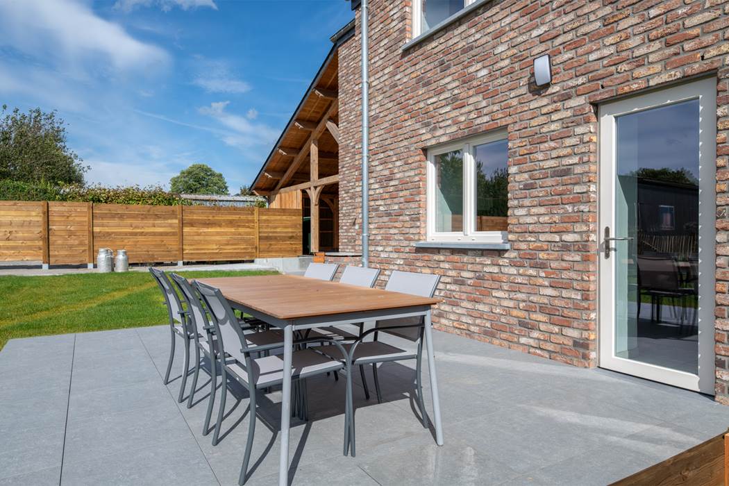 Gîtes de Juliane et Eric - Al'cinse chez Jean - gîte 6 personnes - table à manger - jardin