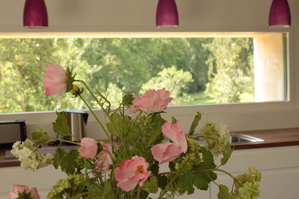 Gîte "Côté Donjon" et son ouverture horizontale permettant une vue panoramique depuis les éléments de travail équipant la cuisine