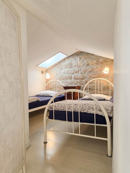 Chambre 2 lits simple séparée par un paravent