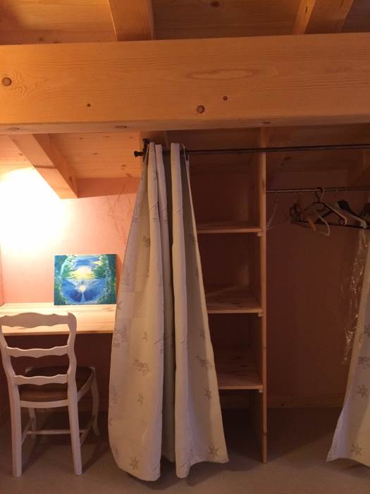 Vue du coin bureau, étagères et penderie de la chambre