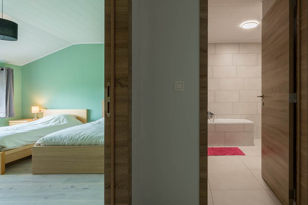 Chambre 2 lits et salle de bain avec baignoire