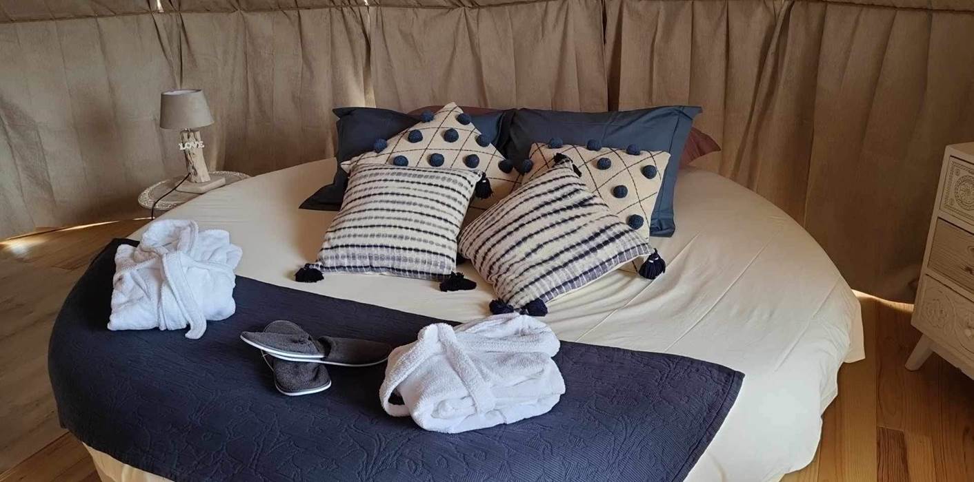 Bulle logement insolite avec lit rond et spa à côté de Sancerre , piscine chauffée et minigolf