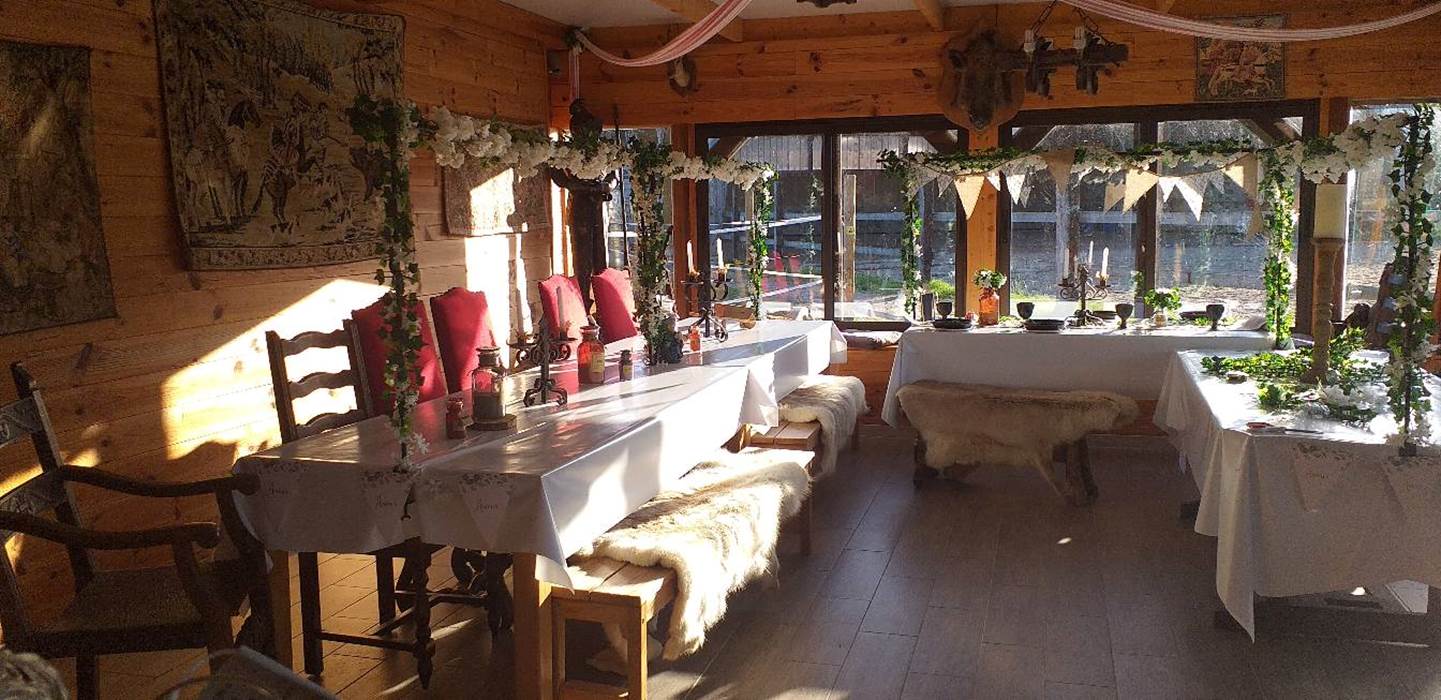 Auberge cuisine, salon avec jeux médiévaux et sociétés et la salle du roi