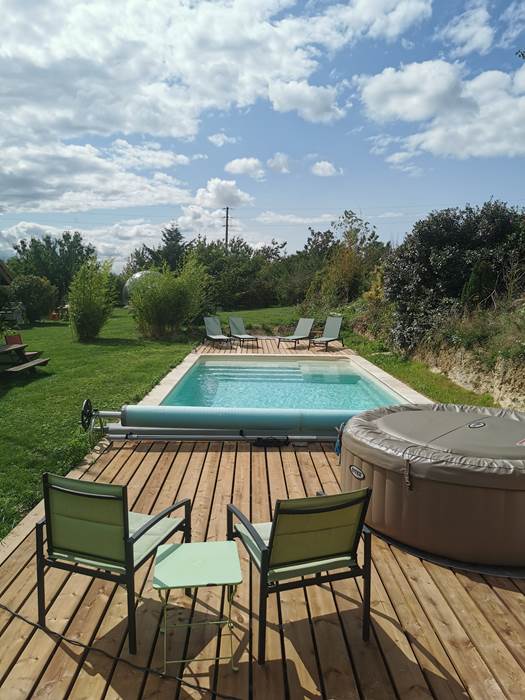 Piscine partagée extérieure accessible aux hôtes en journée