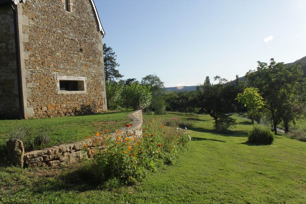 Gîte "Côté Donjon" et son ouverture horizontale permettant une vue panoramique depuis les éléments de travail équipant la cuisine
