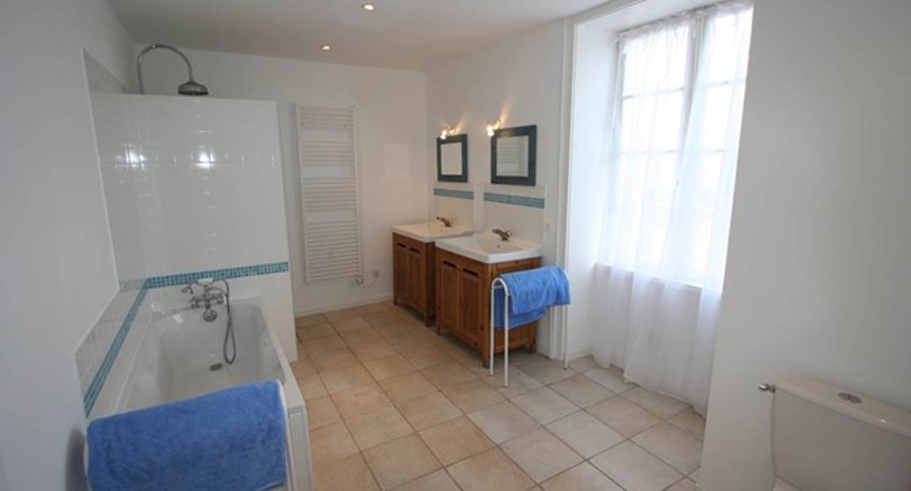 grande salle de bain-douche et WC