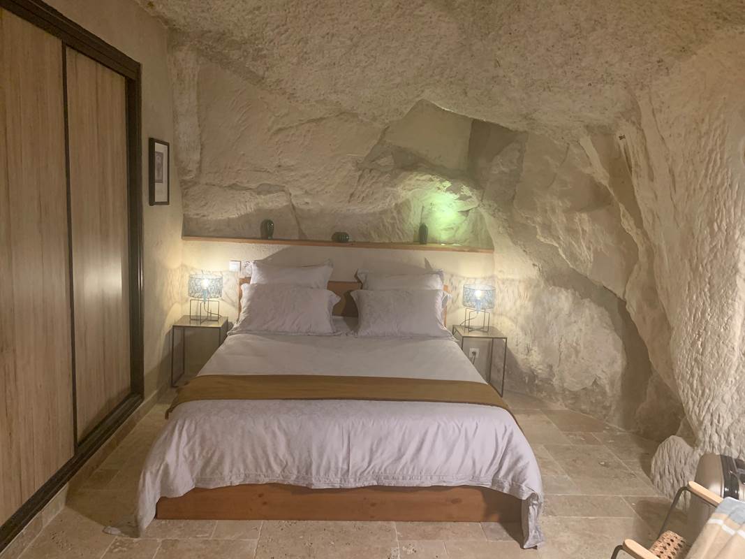 chambre-lit-queen-size-gite-couple-jacuzzi-chinon-gallery