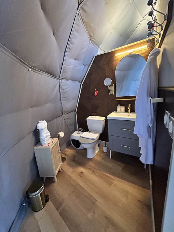 Coin sanitaire à l'intérieur du Dôme-gallery