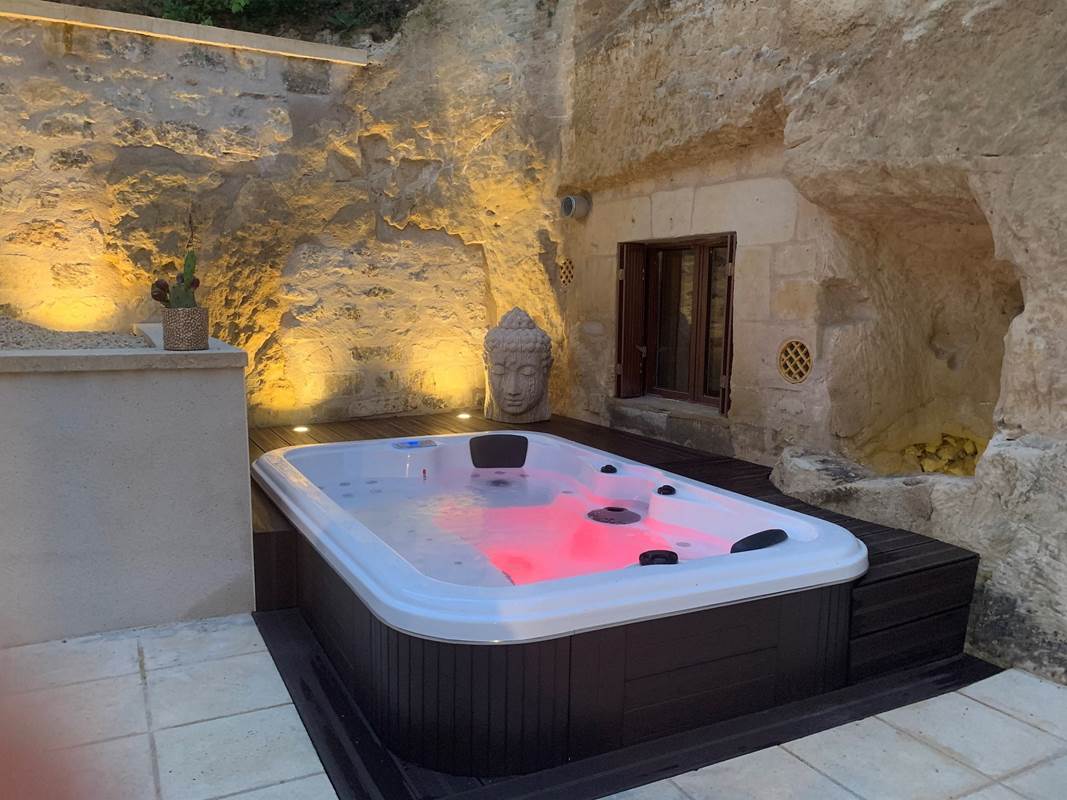 spa-jacuzzi-troglodyte-gite-couple-chinon-touraine-gallery