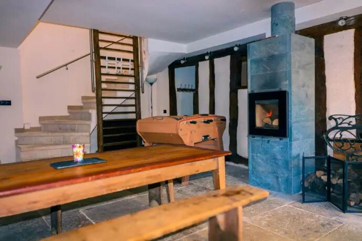 Espace de vie avec baby-foot et cheminée-gallery