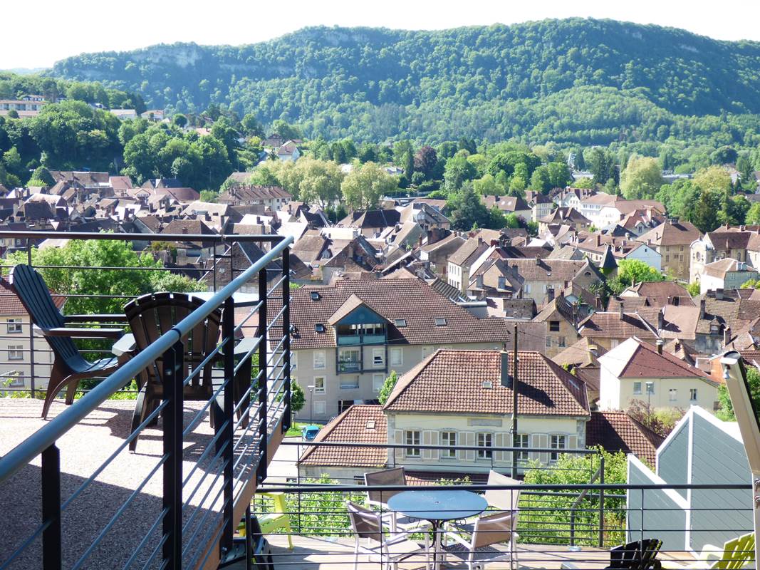 Vue ville petite terrasse Chambres d'Hôtes La Colline aux Yeux Doubs-gallery