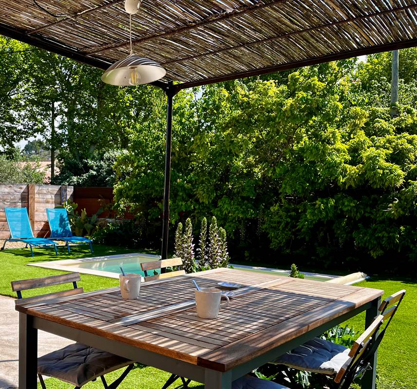 coin repas au bord de la piscine la barraquette