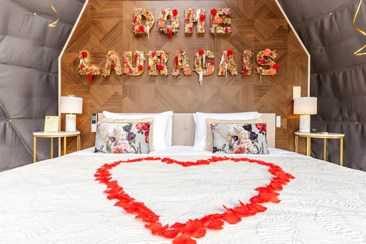 Lit géant confortable avec décoration romantique-gallery