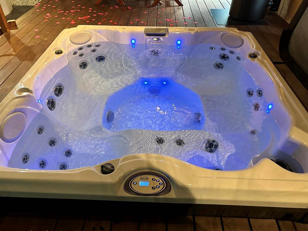 SUITE POLYNESIENNE JACUZZI-gallery