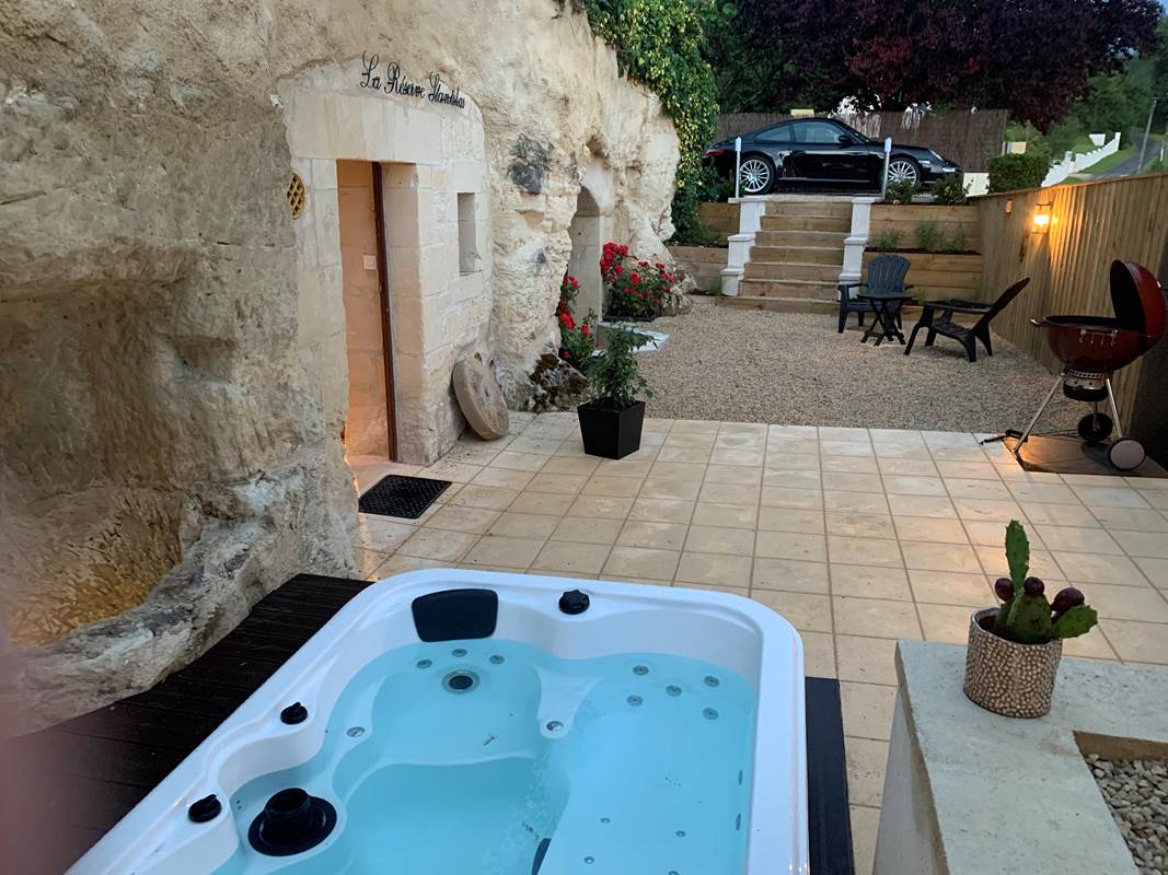 spa-jacuzzi-privatif-gite-troglodyte-couple-centre-val-de-loire-gallery