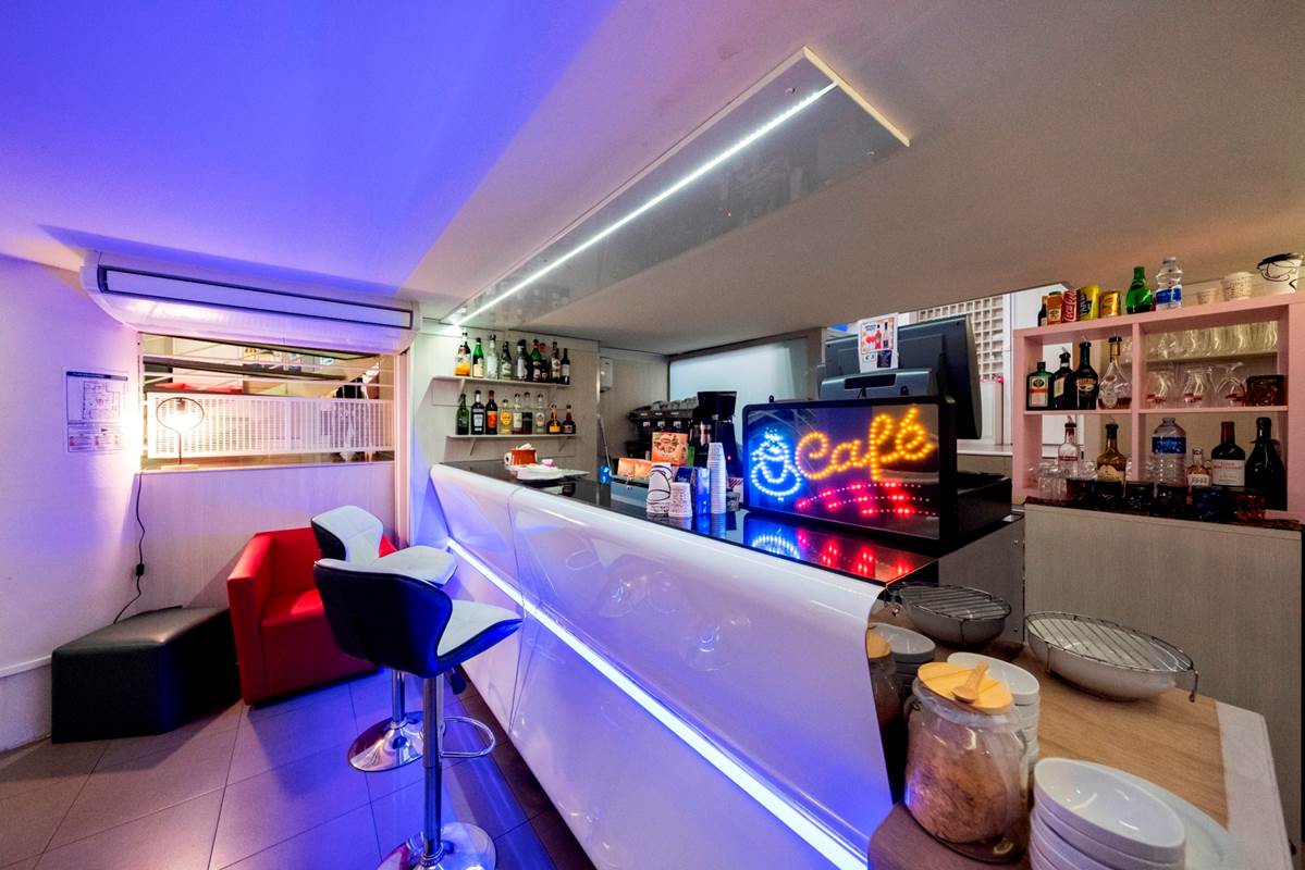 Le cafe, bar, epicerie d'appoint-gallery