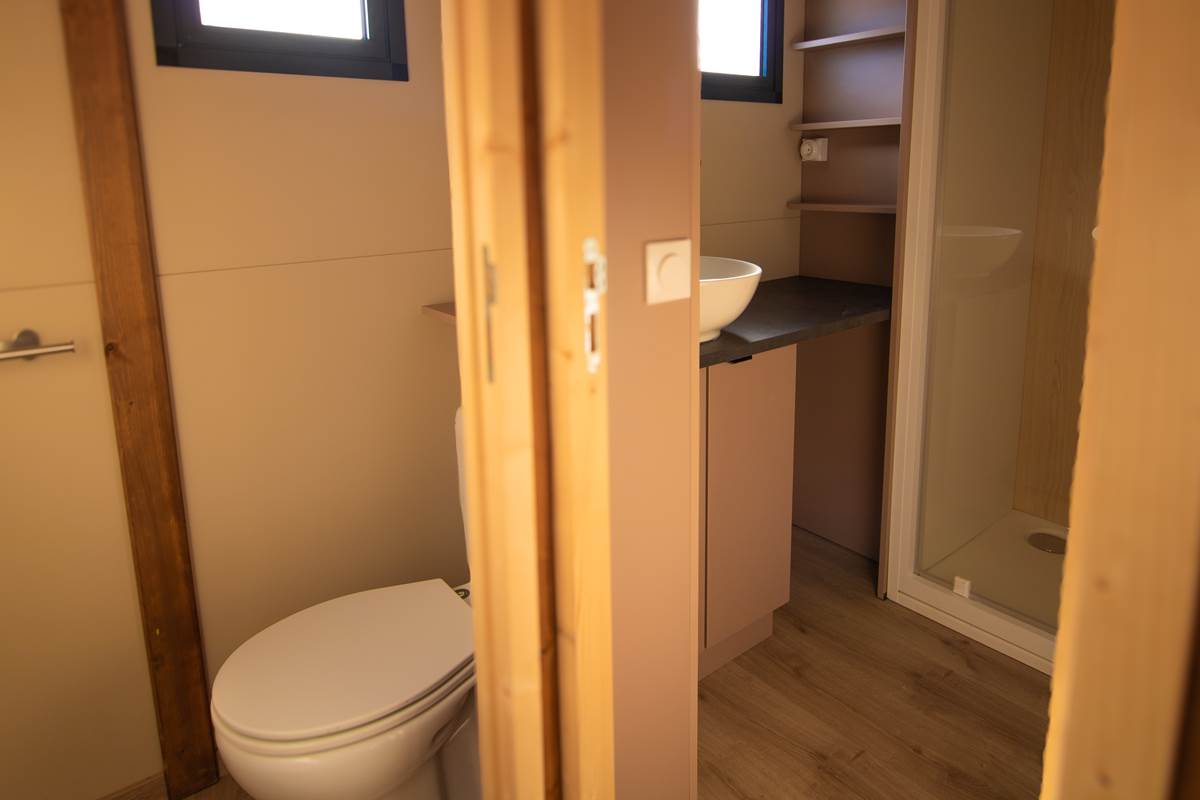 salle de bain et toilettes séparées-gallery