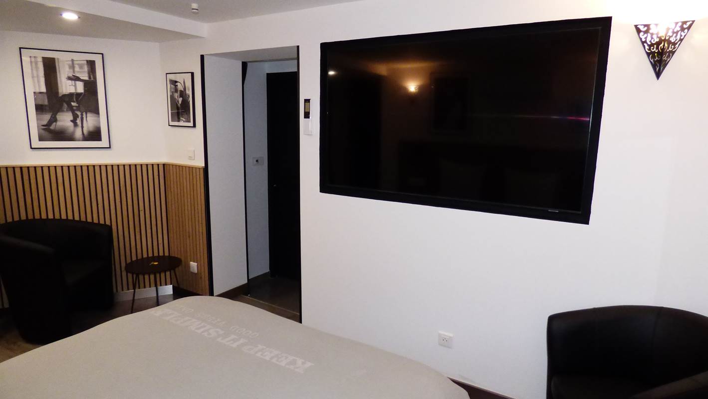 TV 65" chambre Emmanuelle-gallery