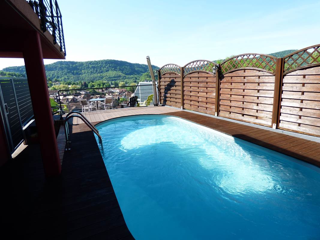 Vue piscine Chambres d'Hôtes La Colline aux Yeux Doubs-gallery