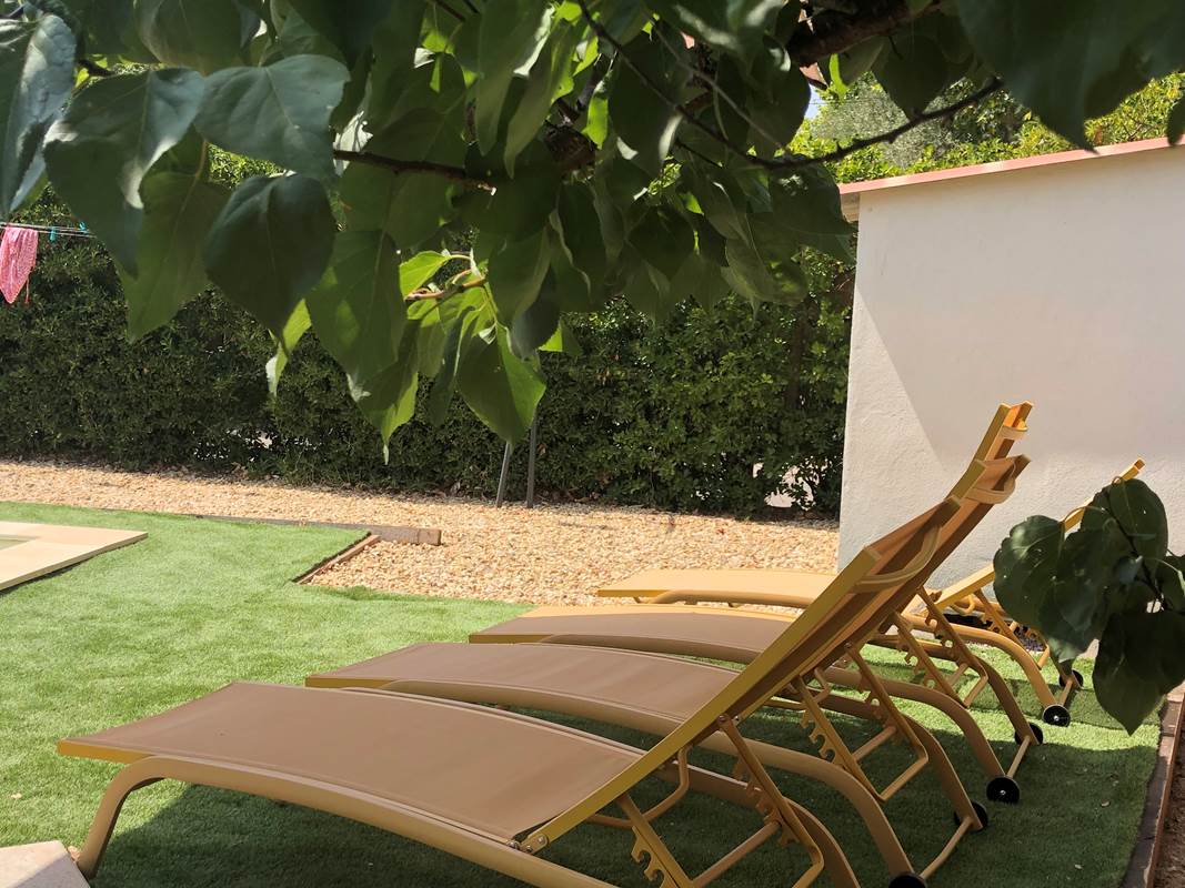 Coin détente à la piscine privée