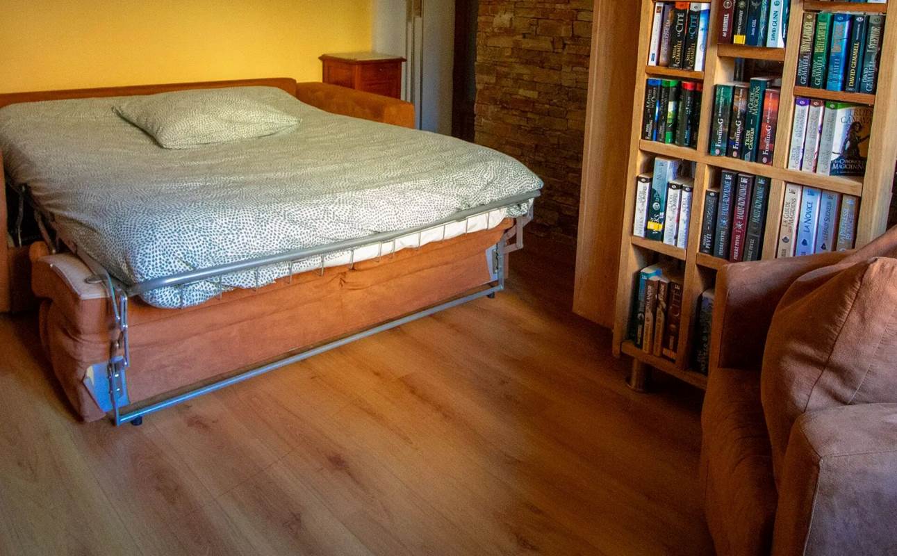 Chambre avec sa bibliothèque-gallery