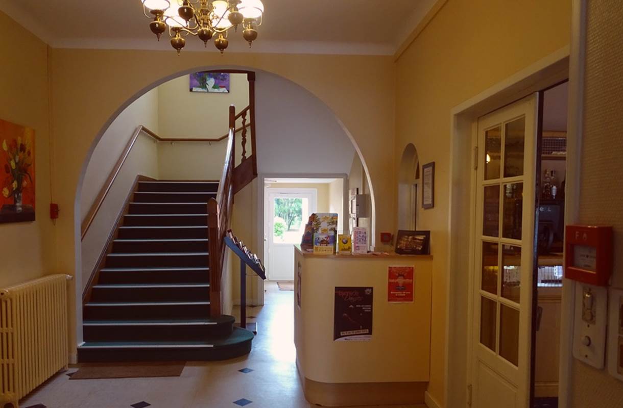 HÔTEL-RESTAURANT-LE-CHEVAL-BLANC-hall-d'entrée-gallery